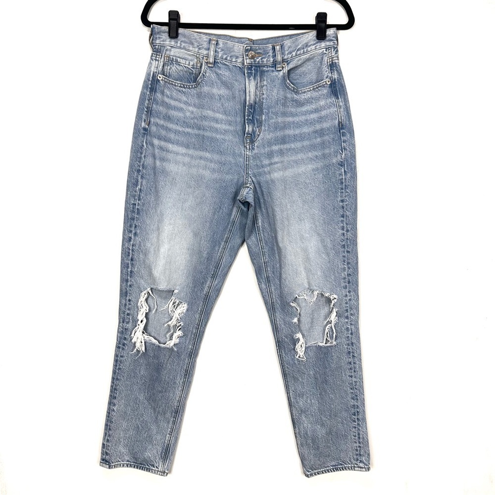 AMERICAN EAGLE distressed lightwash mom jean G11